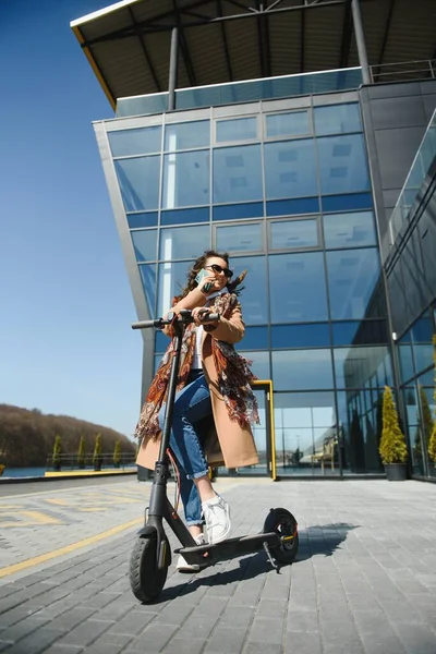 Junge Schöne Frau Die Mit Einem Elektroroller Zur Arbeit Fährt — Stockfoto