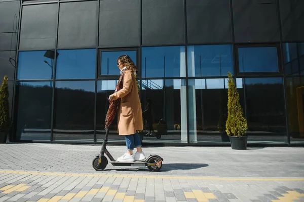 Uma Jovem Menina Bonita Está Lado Sua Scooter Elétrica Ela — Fotografia de Stock