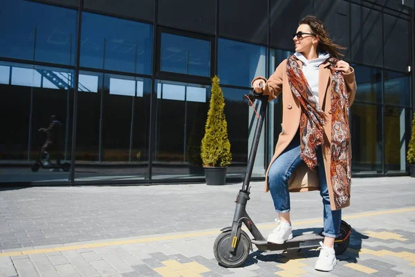 Junge Schöne Frau Jacke Lächelt Und Fährt Mit Einem Elektroroller — Stockfoto