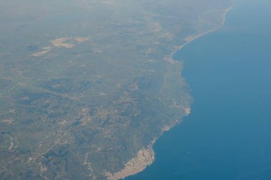 Güzel mavi bir gökyüzü ile uçuş sırasında pencere uçağından bakıyor.