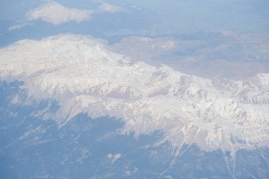 Bulutlar ve gökyüzü bir uçağın penceresinden görüldüğü gibi