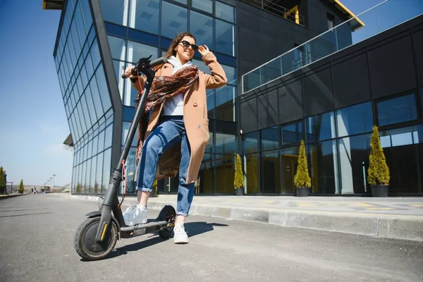 Junge Schöne Frau Die Mit Einem Elektroroller Zur Arbeit Fährt — Stockfoto