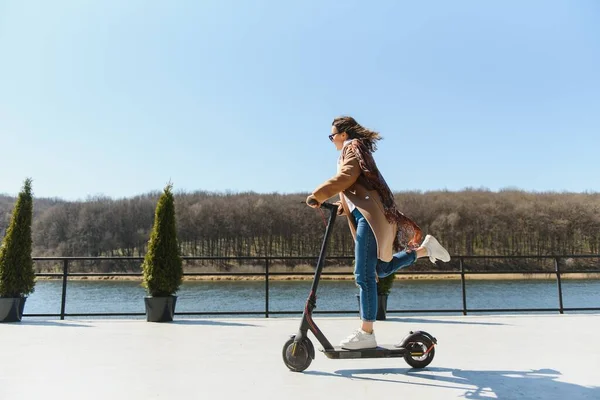 Vollweitschossene Frau Auf Einem Elektroroller Moderne Generation — Stockfoto