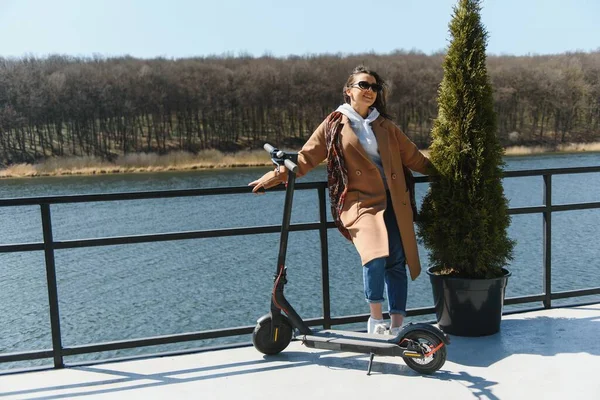 電動スクーターに乗ってフルレンズショット女性 現代世代 — ストック写真