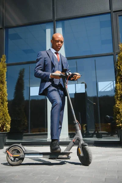 Zakenman Met Elektrische Scooter Staan Voorkant Van Moderne Business Building — Stockfoto