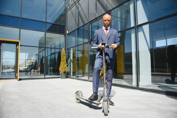 Zakenman Met Elektrische Scooter Staan Voorkant Van Moderne Business Building — Stockfoto