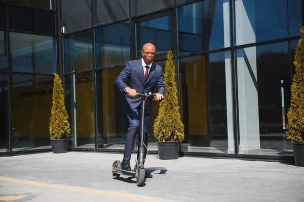 Knappe Afrikaan Man Dragen Jas Glimlachen Terwijl Paardrijden Elektrische Scooter — Stockfoto