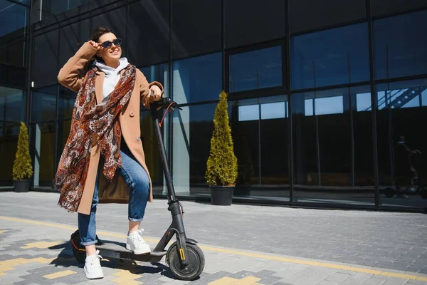 Junge Schöne Frau Die Mit Einem Elektroroller Zur Arbeit Fährt — Stockfoto