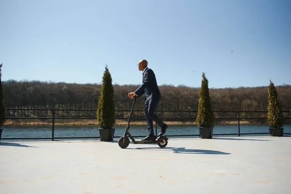 Jong Afrikaans Zakenman Paardrijden Een Elektrische Scooter — Stockfoto