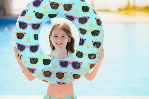 Concetto Ricreazione Mare Ragazza Tiene Cerchio Gonfiabile Nuotare Bordo Piscina — Foto Stock