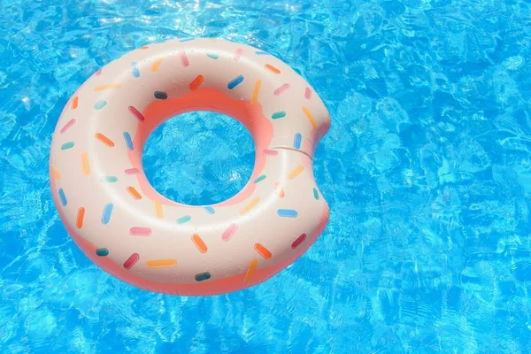 수영장 배경을 곧바로 도넛을 뿌렸다 — 스톡 사진