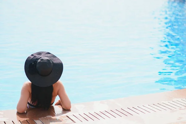 Mujer Joven Viajera Relajándose Disfrutando Una Piscina Tropical Mientras Viaja — Foto de Stock