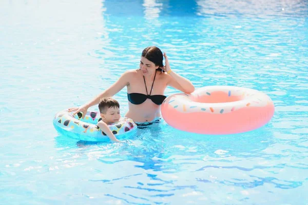 Mãe Bebê Piscina Exterior Resort Tropical Miúdo Aprender Nadar Mãe — Fotografia de Stock