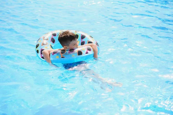 プールで遊んでいる幸せな子供 夏休みのコンセプト — ストック写真