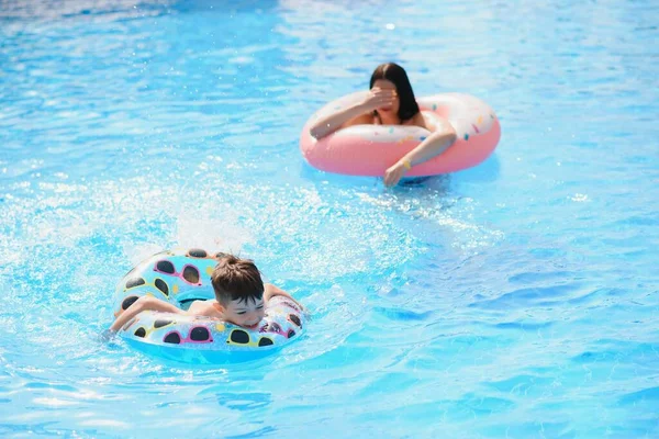 Mère Bébé Dans Piscine Extérieure Station Tropicale Gamin Qui Apprend — Photo