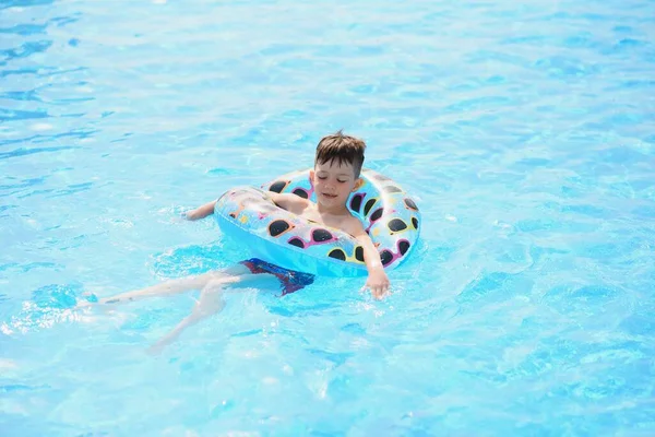 수영장에서 한아이 — 스톡 사진