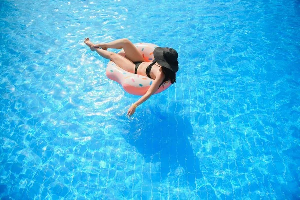 Όμορφη Γυναίκα Και Φουσκωτό Δαχτυλίδι Κολύμβησης Σχήμα Ντόνατ Στην Πισίνα — Φωτογραφία Αρχείου