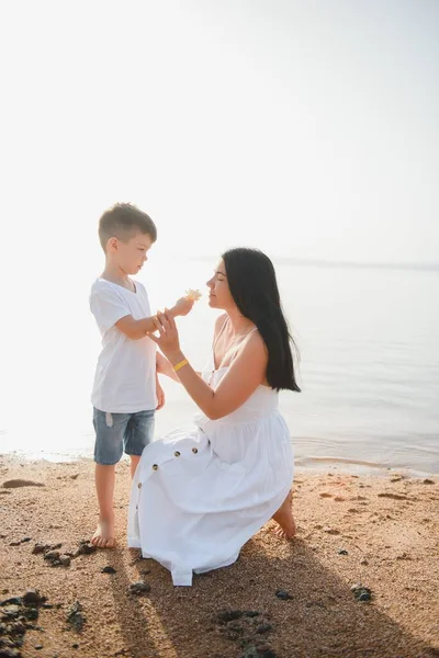 Madre Hijo Caminando Playa Del Atardecer —  Fotos de Stock