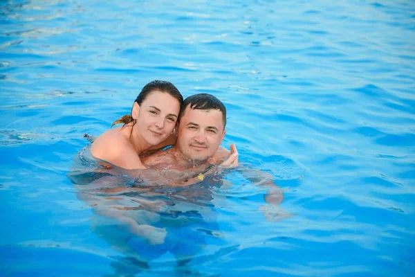 Portrait Smiling Couple Swimming Pool — Stock Photo, Image