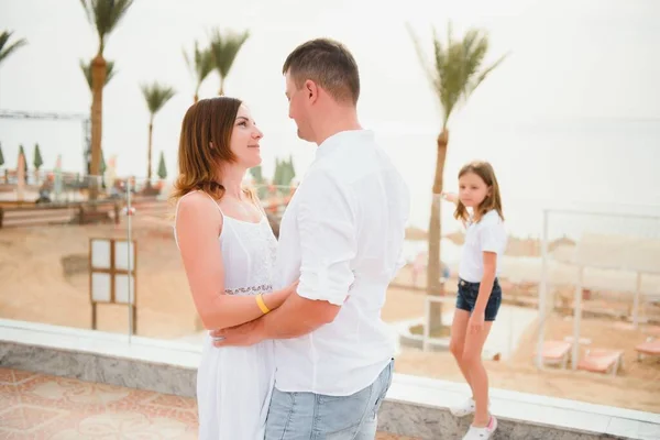 Söt Lycklig Familj Att Kul Lyx Tropisk Resort Sommarsemester Kärlek — Stockfoto