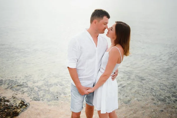 Vacation Couple Walking Beach Together Love Holding Each Other Happy — Stock Photo, Image