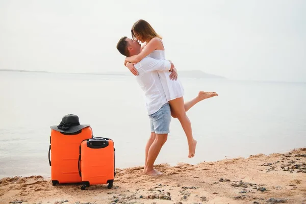 Coppia Giovane Con Valigia Spiaggia Giorno Estate — Foto Stock