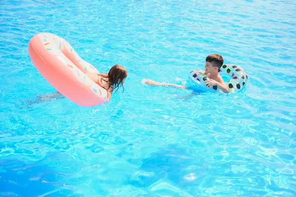 Alegre Hermano Hermana Nadando Piscina — Foto de Stock