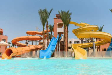 Yüzme havuzunda renkli aquapark yapıları
