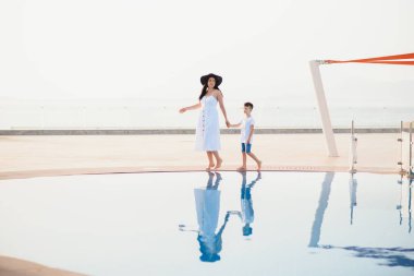 Şirin, mutlu bir aile. Lüks tropik tatil köylerinde bilardo oynuyorlar. Çocuklu bir anne, yaz tatili, aşk konsepti.