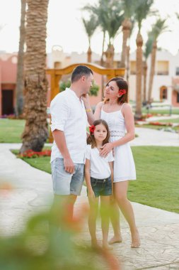 Lüks bir otelde tatil yapan bir aile. Denizde tatiller.