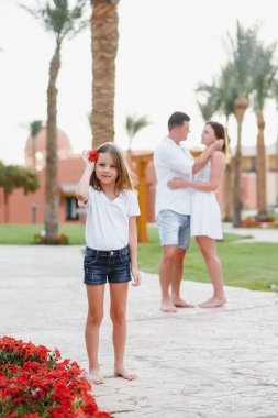 Lüks bir otelde tatil yapan bir aile. Denizde tatiller.