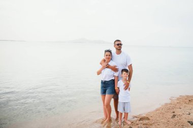 Şirin, mutlu bir aile, tropikal tatil köyünde eğleniyor çocuklu bir anne, yaz tatili, aşk konsepti.