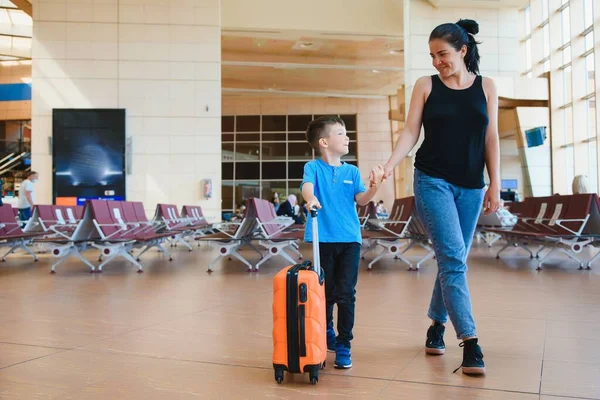 Mamá Con Hijo Pequeño Una Maleta Aeropuerto Concepto Viaje —  Fotos de Stock