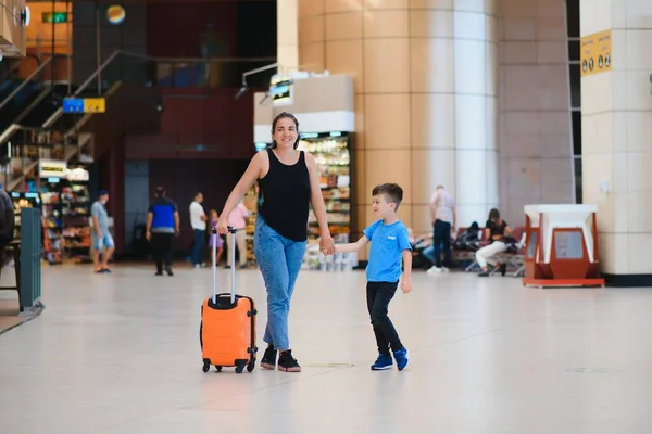 Familia Aeropuerto Antes Del Vuelo Madre Hijo Esperando Embarcar Puerta —  Fotos de Stock