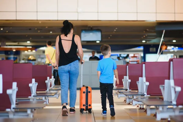 Famiglia All Aeroporto Prima Del Volo Madre Figlio Attesa Salire — Foto Stock