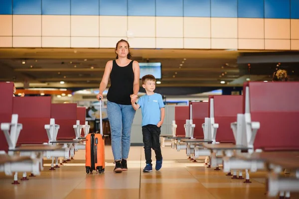 Familia Aeropuerto Antes Del Vuelo Madre Hijo Esperando Embarcar Puerta —  Fotos de Stock