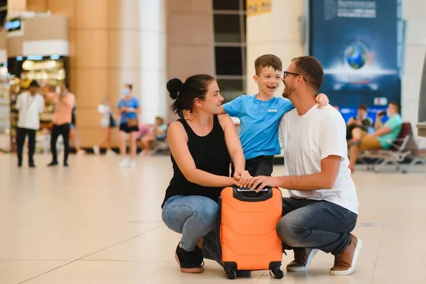 Retrato Familia Viajera Con Maletas Aeropuerto —  Fotos de Stock