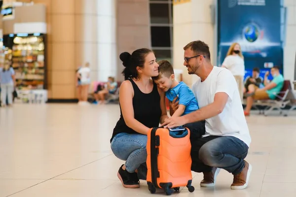 Retrato Familia Viajera Con Maletas Aeropuerto —  Fotos de Stock