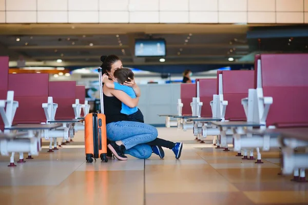 Mamá Con Hijo Pequeño Una Maleta Aeropuerto Concepto Viaje —  Fotos de Stock
