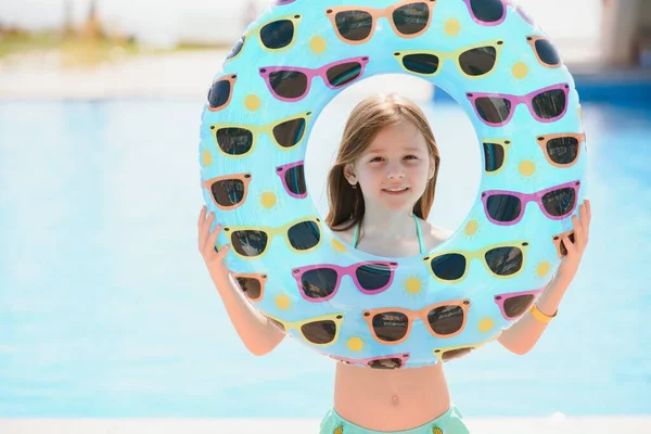 Concetto Ricreazione Mare Ragazza Tiene Cerchio Gonfiabile Nuotare Bordo Piscina — Foto Stock