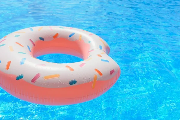 Anel Natação Inflável Forma Rosquinha Flutuando Piscina — Fotografia de Stock