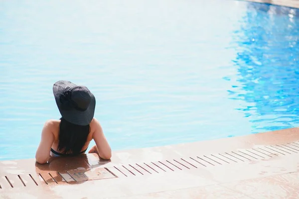 Διακοπές Lifestyle Σκηνή Της Νεαρής Γυναίκας Που Κάθεται Στην Πισίνα — Φωτογραφία Αρχείου