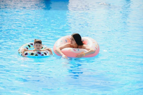 Madre Bebé Piscina Aire Libre Del Complejo Tropical Chico Aprendiendo — Foto de Stock