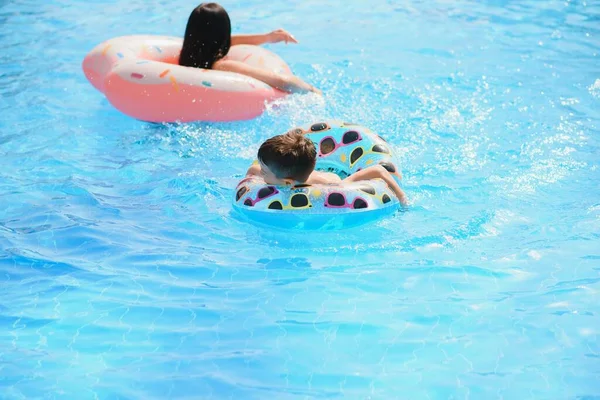 Feliz Niño Mujer Jugando Piscina Concepto Vacaciones Verano — Foto de Stock