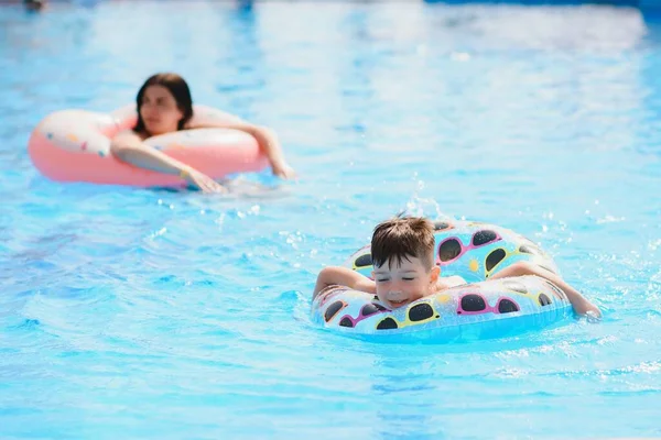 Famiglia Felice Giovane Madre Attiva Adorabile Bambino Riccio Che Diverte — Foto Stock