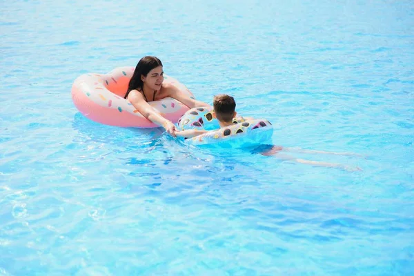 Familia Feliz Madre Joven Activa Adorable Bebé Rizado Divirtiéndose Una — Foto de Stock