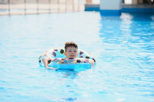 Χαρούμενο Αγόρι Στην Πισίνα Αγόρι Είναι Μόνο Του Κολυμπάει Φουσκωτό — Φωτογραφία Αρχείου