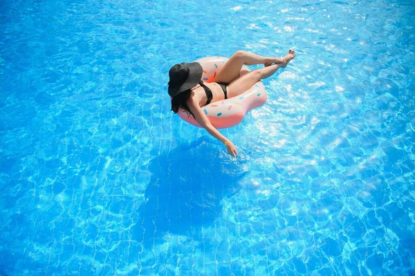 Hermosa Joven Con Rosquilla Inflable Piscina Azul — Foto de Stock