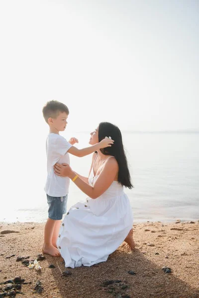 Madre Feliz Con Hijo Caminar Playa Familia Mar —  Fotos de Stock