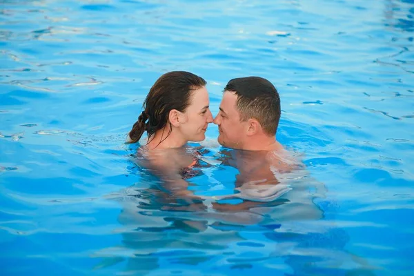 Portrait Smiling Couple Swimming Pool — Stock Photo, Image